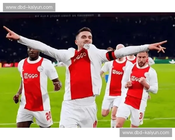 绿茵场上的冰与火之歌:阿贾青年与福图纳的豪情对决 绿茵场上的冰与火之歌:阿贾青年与福图纳的豪情对决